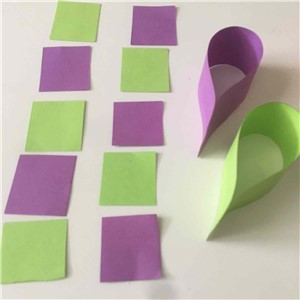 Varianta s různobarevnými bodlinkami: Z barevného papíru můžeme vystříhat bodlinky v různých barvách.