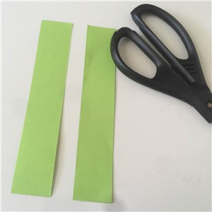Dva proužky papíru: Připravíme si dva proužky papíru, může být barevný i bílý. Ježky na fotkách jsme vyrobili z proužků barevnéh papíru, A4 na výšku, šířka proužku asi 2,5 cm.